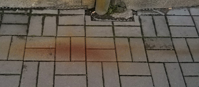 rez na betonové dlažbě