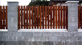 plot z betonových tvárnic s vápennými výkvěty